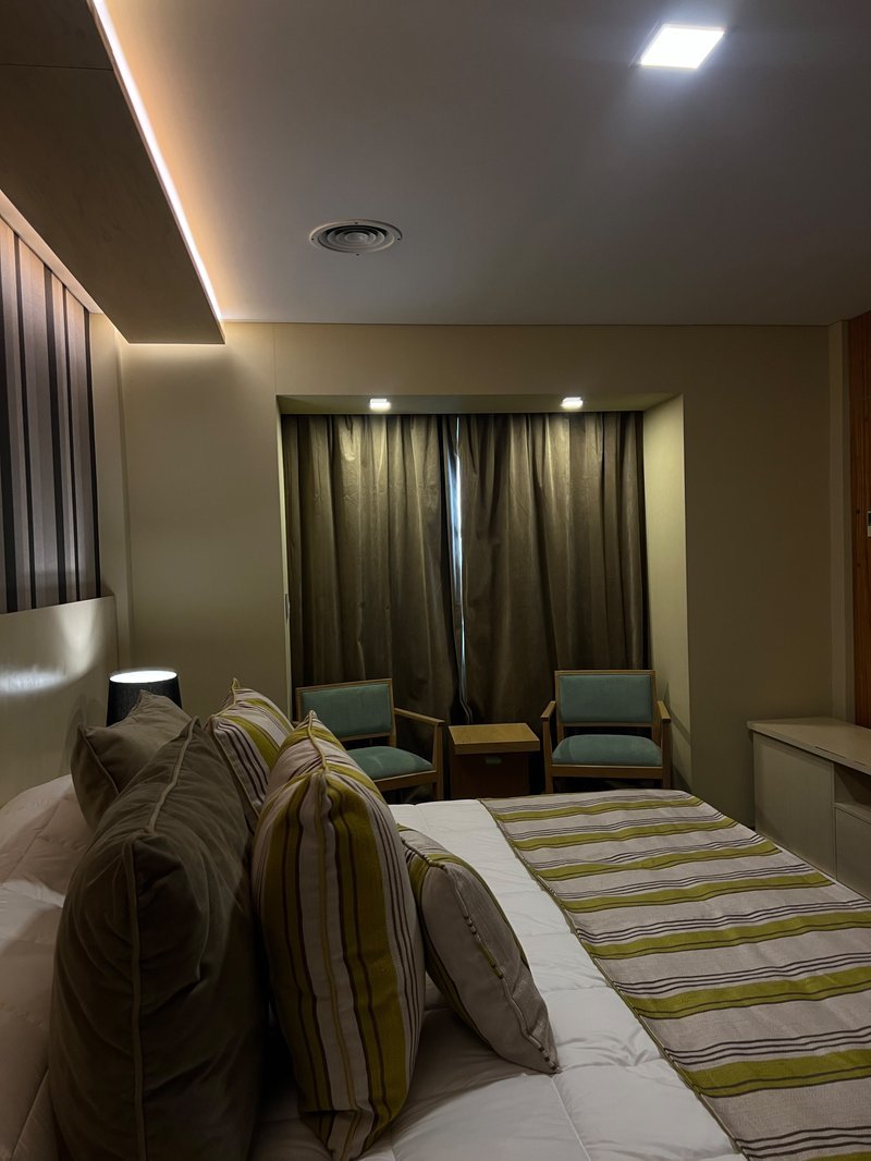 Habitación con cortinas y sillones