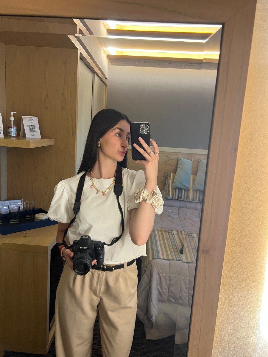 Francina en el espejo de un hotel con su cámara