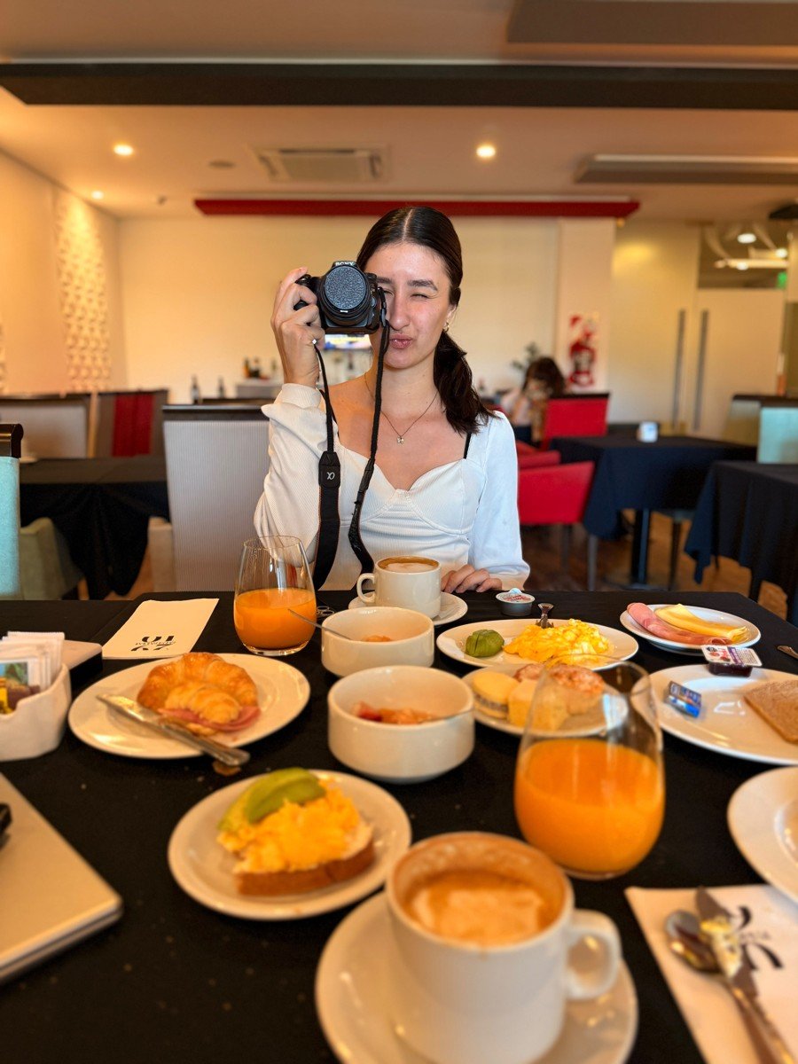 Francina fotografiando un desayuno de hotel