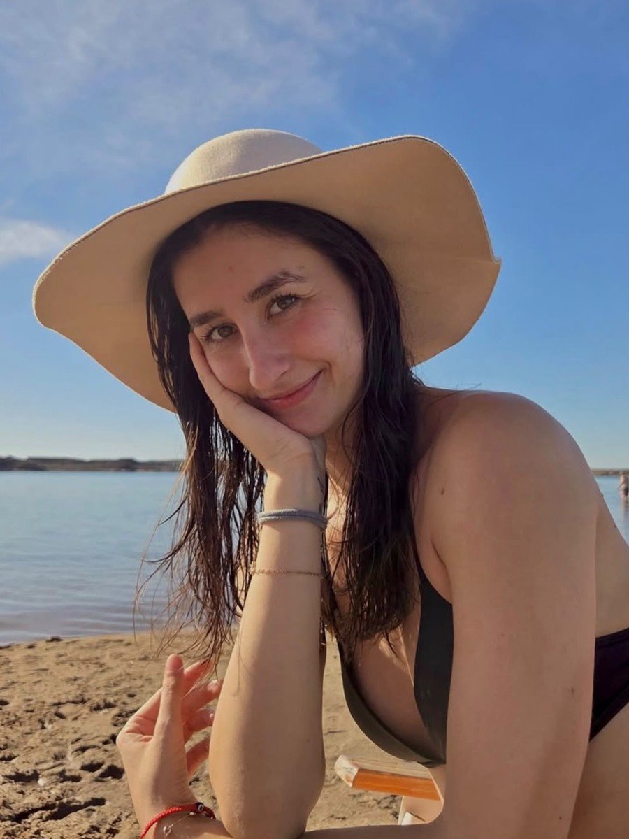 Francina en la playa con sombrero