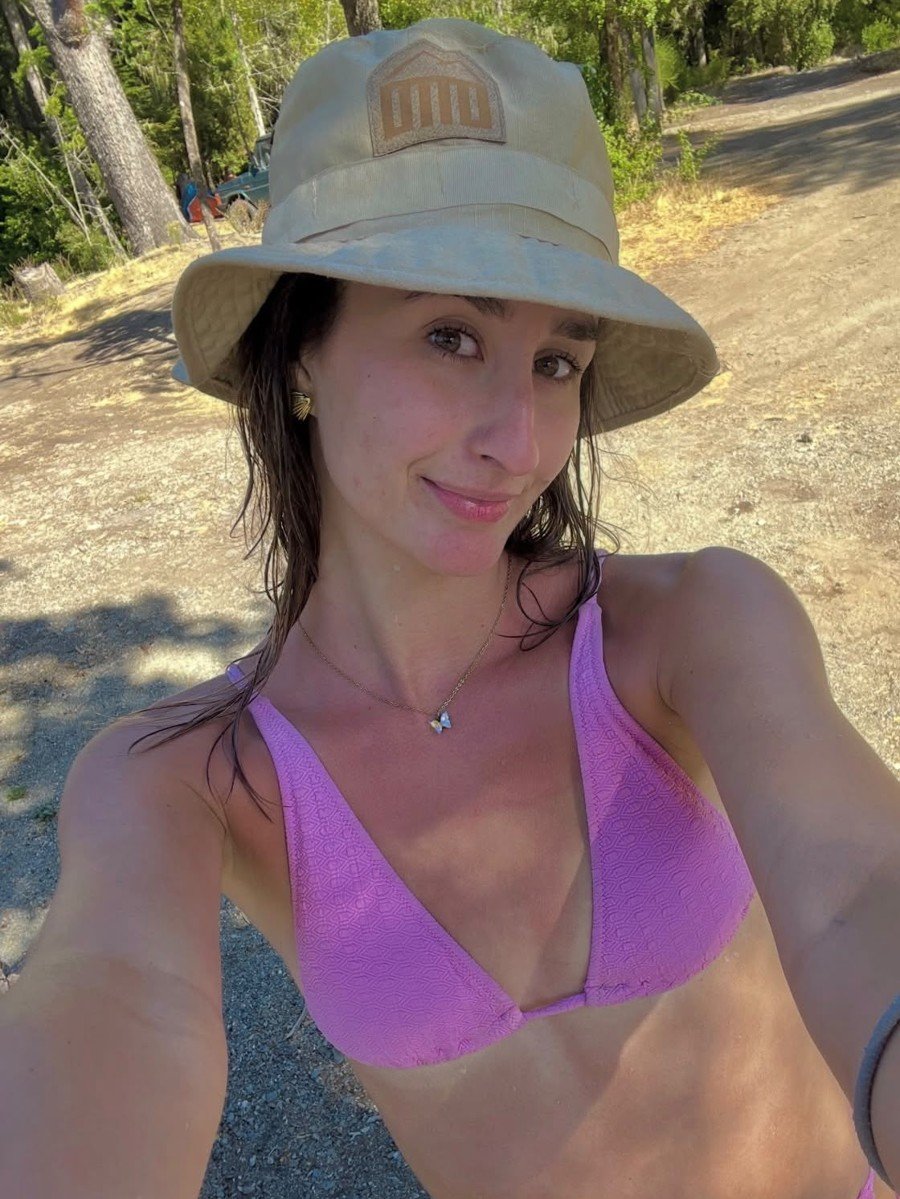 Francina en la montaña con bikini